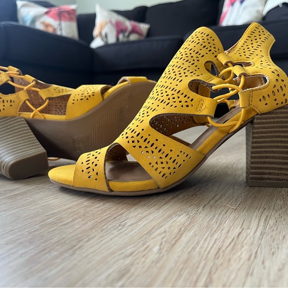 NWOT Yellow heeled sandals - Picture 6 of 7